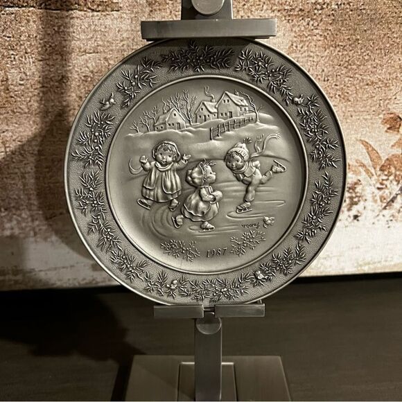 Vintage  Pewter Plate 1987 At Christmas love/Hallmark - Picture 1 of 7